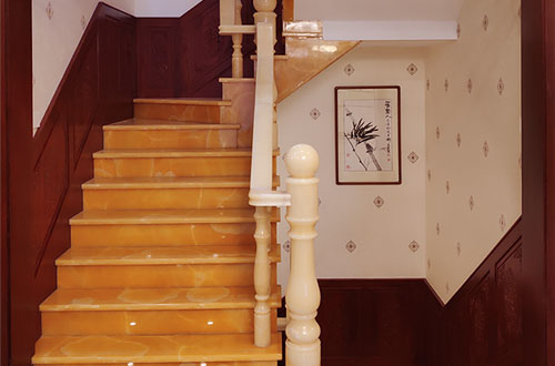 泌阳中式别墅室内汉白玉石楼梯的定制安装装饰效果